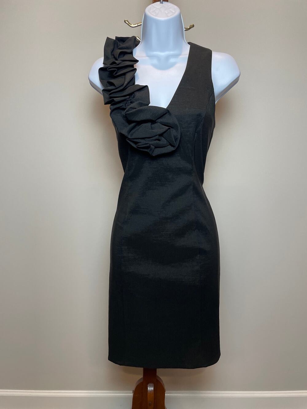 SL Fashions Dress Size 8 Black Sleeveless V Neck Ruffle Front Sheath